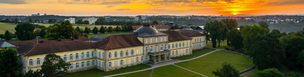 Das Hohenheimer Schloss mit Sonnenuntergang (Foto: Universität Hohenheim)